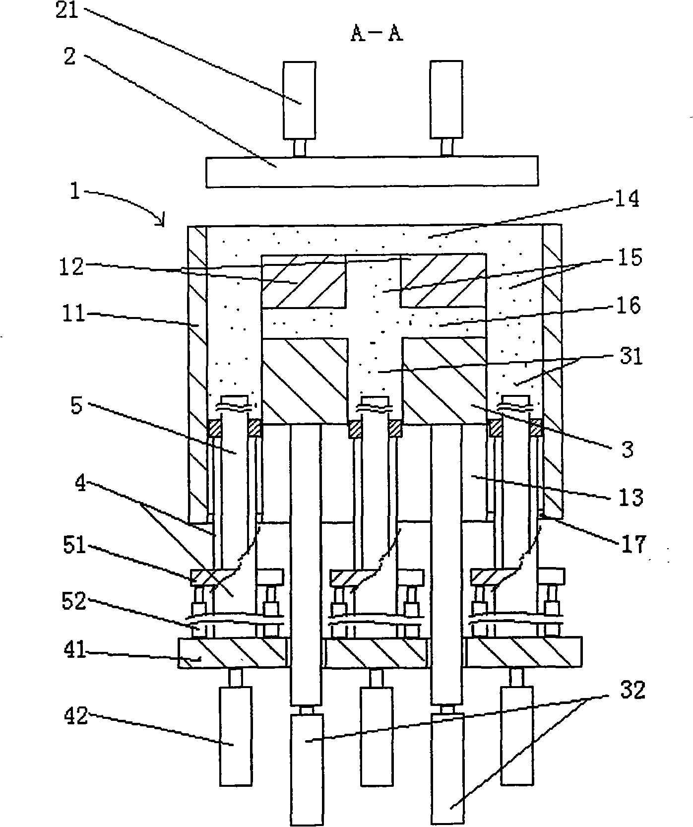 Integrally pressing method of vegetable fibre tray provided with connected supporting legs and special mould thereof