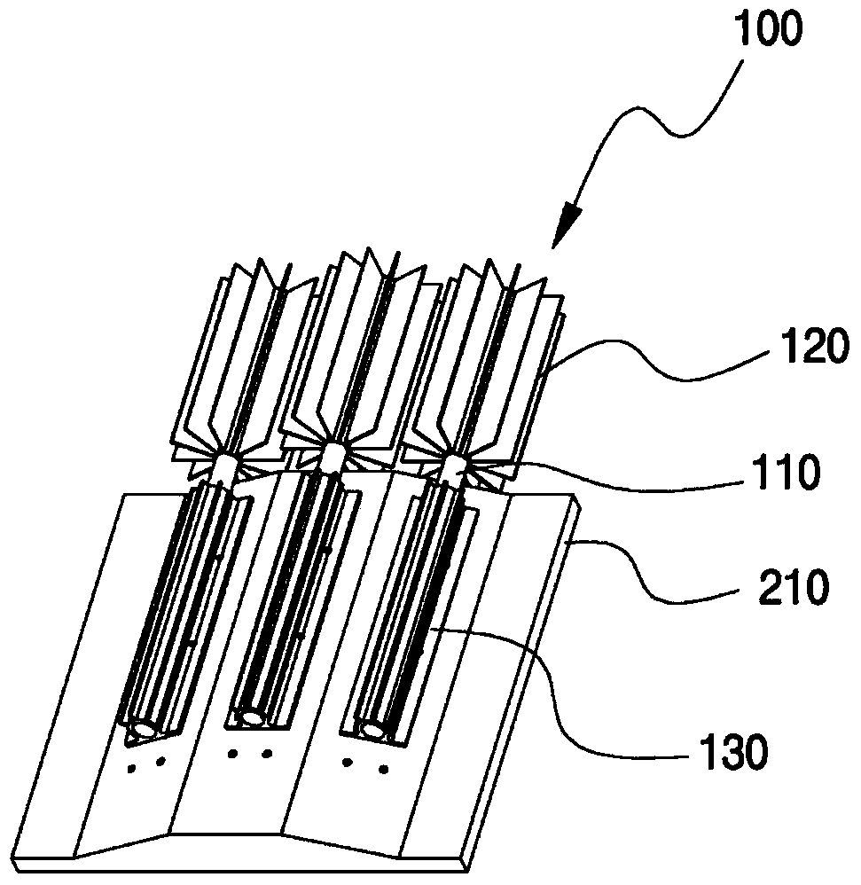 Heat cooling apparatus assembly of LED illuminating device having heat pipe and heat sink