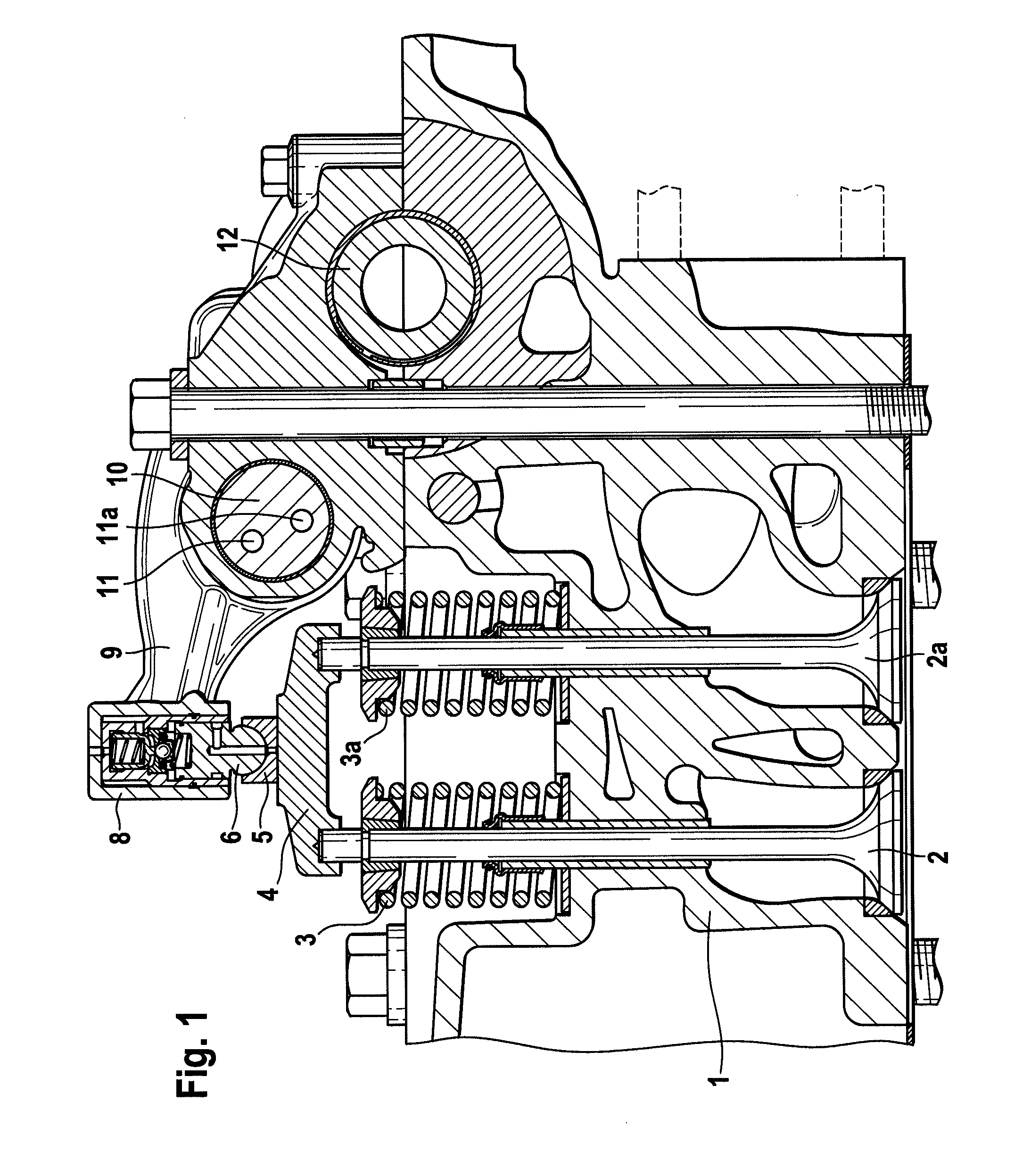 Internal combustion piston engine with an adjustable inflating element