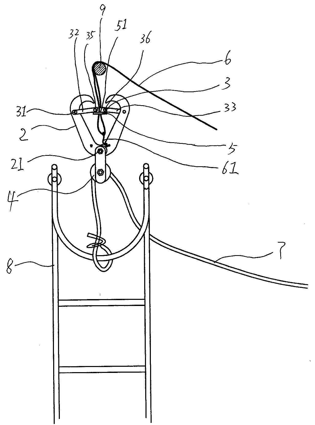 Special pulley for automatic suspension and method for suspending insulating flexible ladder using the same