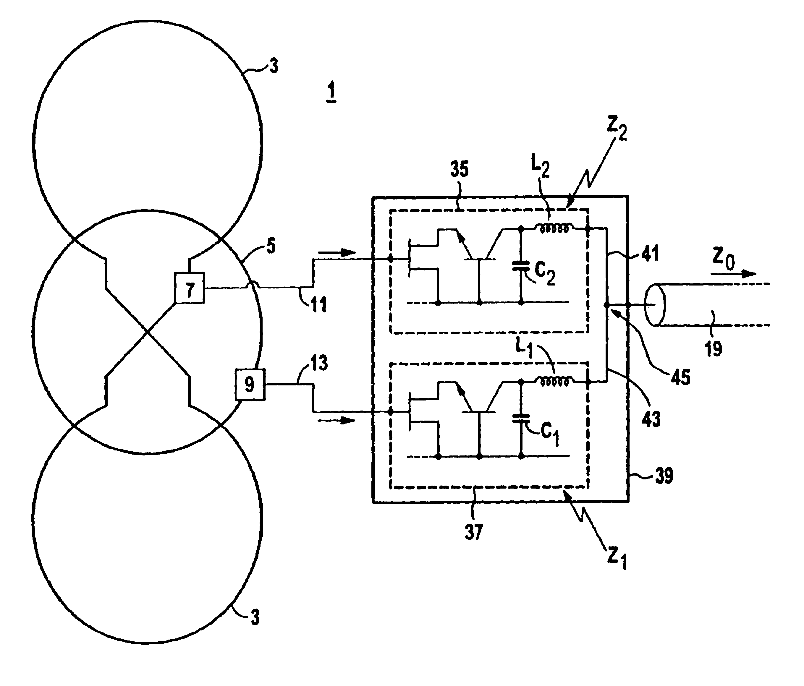 Reception device for a magnetic resonance tomography installation, having a phase shift-compensating amplifier