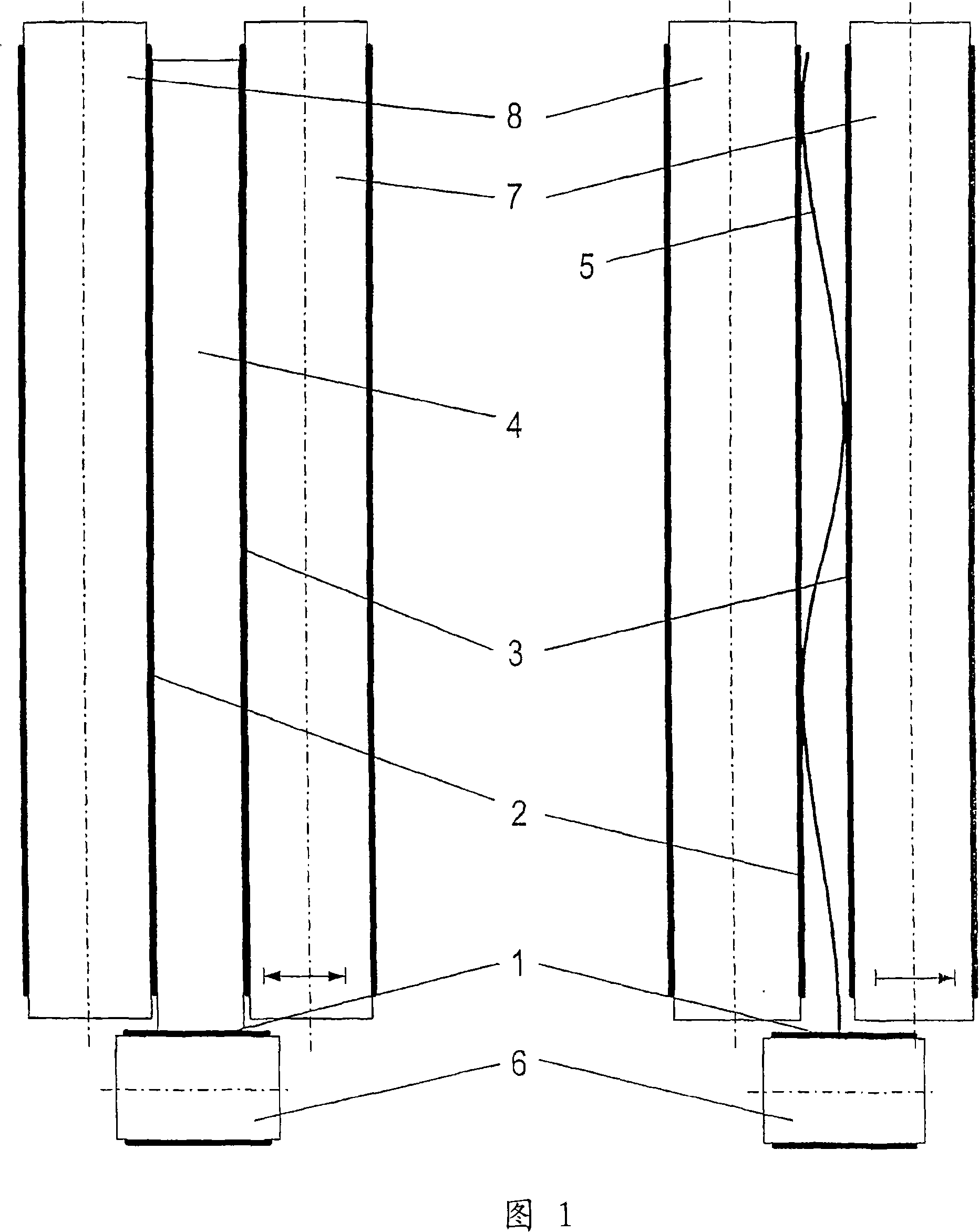 Device for orienting flat items of mail towards a narrow edge