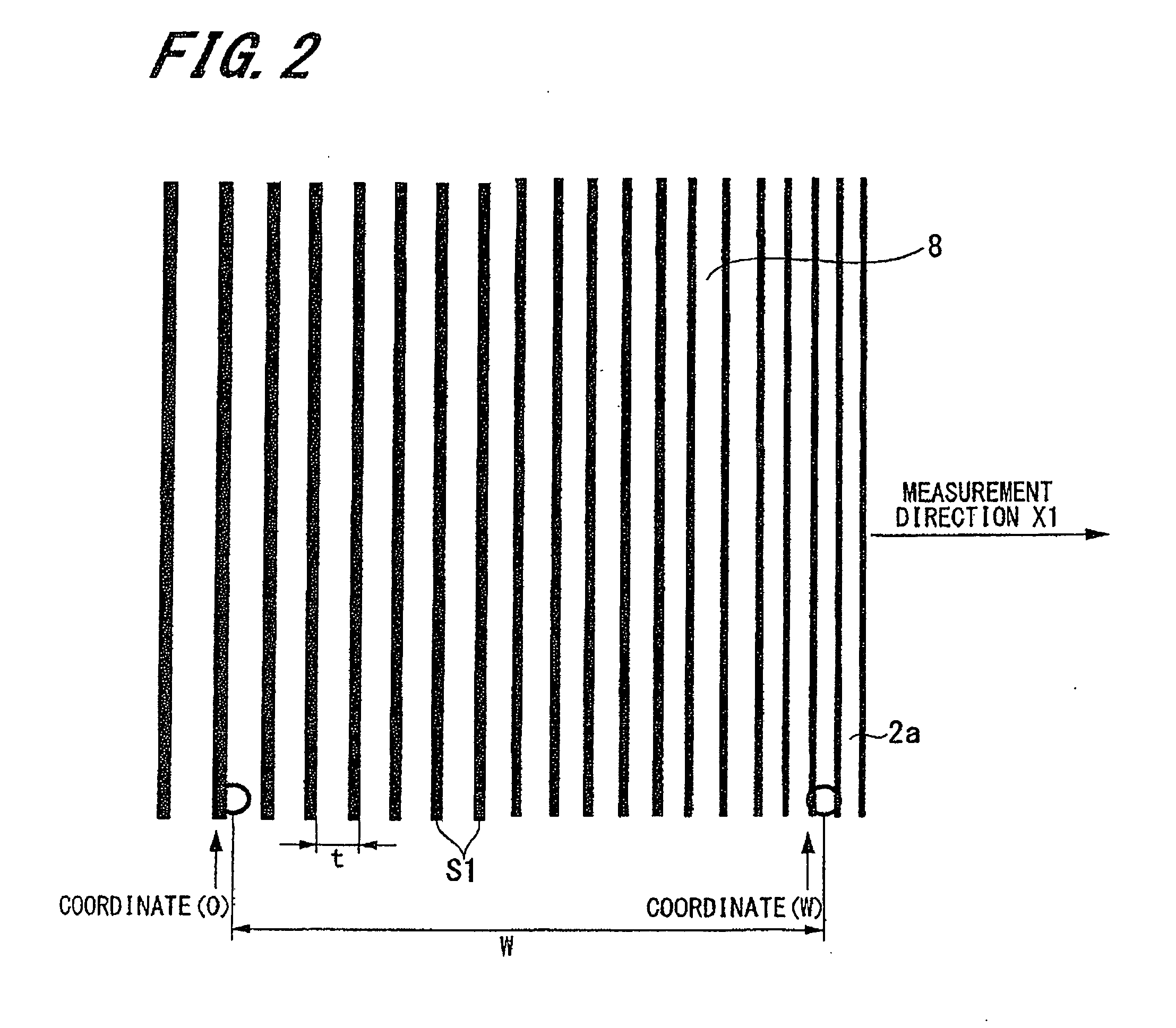 Displacement detecting device and scale