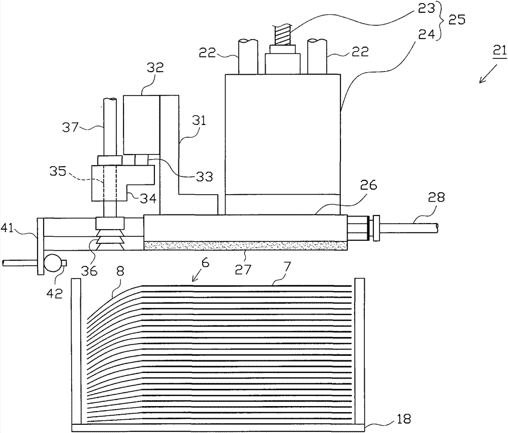Electrode foil conveyer and laminated cell manufacturing device