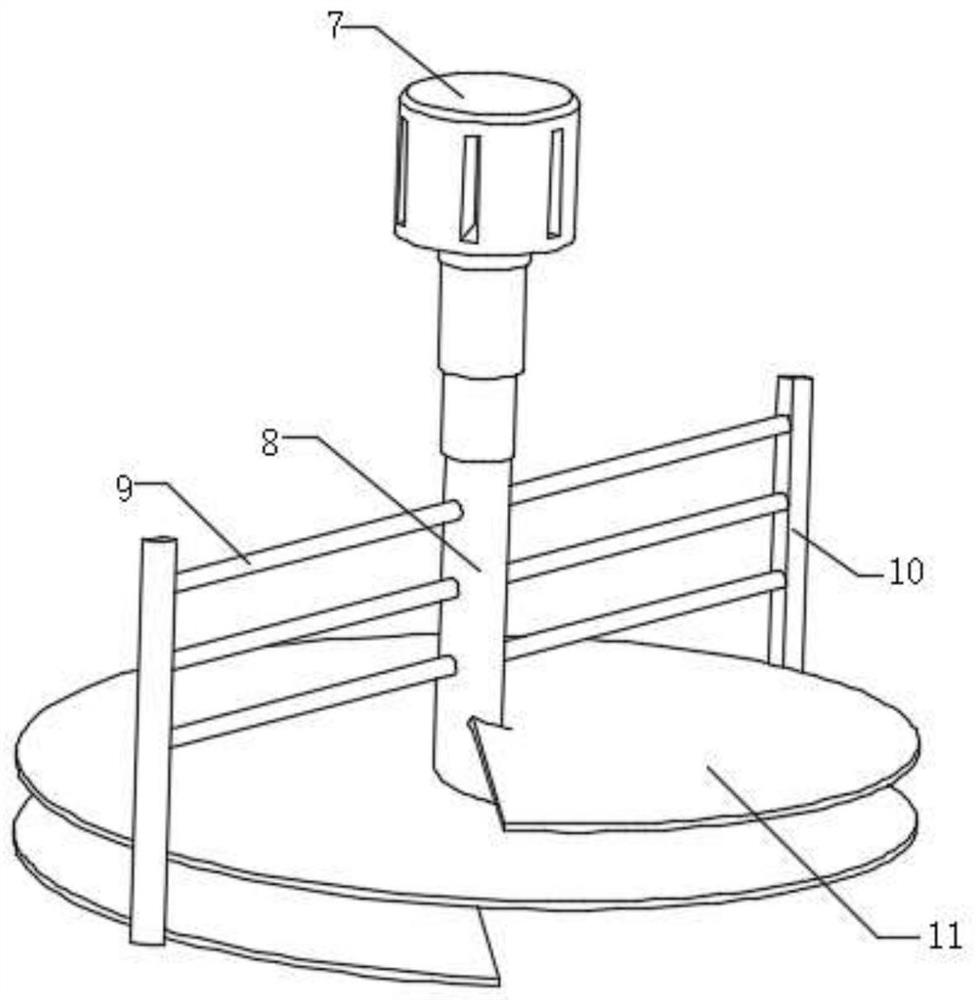 Crushing and granulating device for producing organic fertilizer