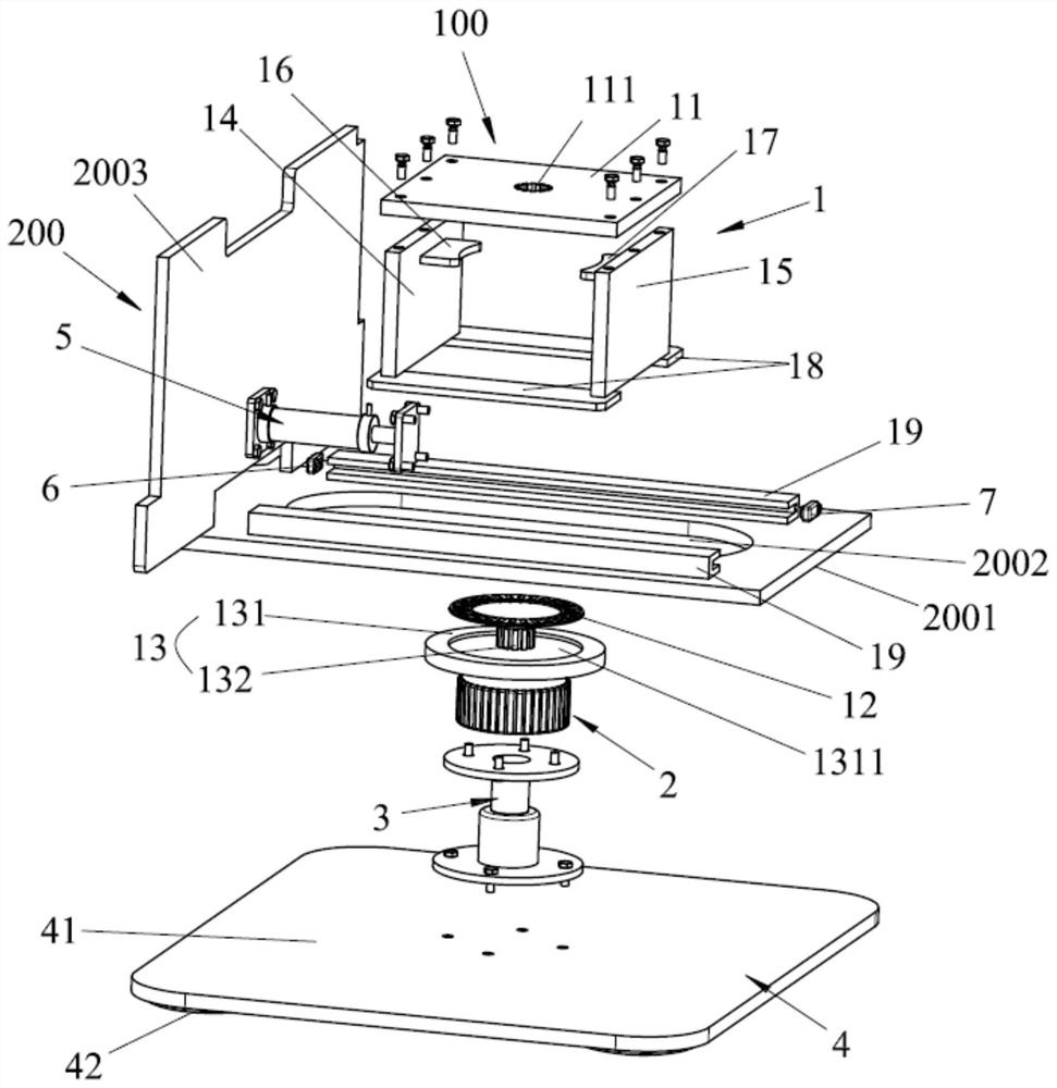 Forklift pivot steering device and forklift