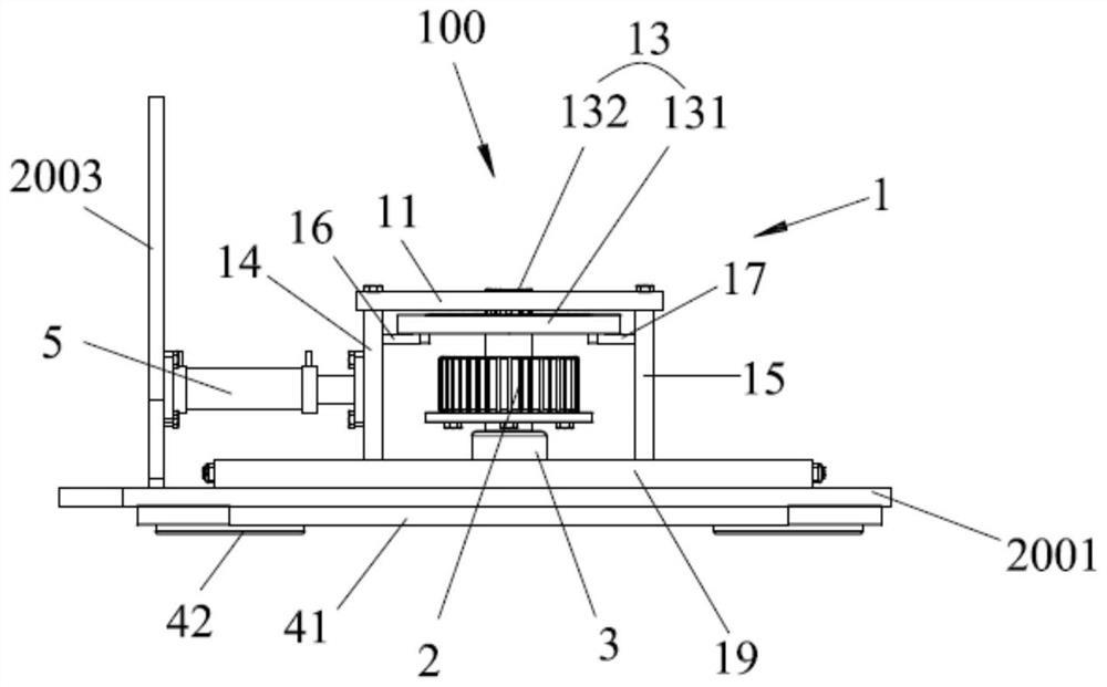 Forklift pivot steering device and forklift