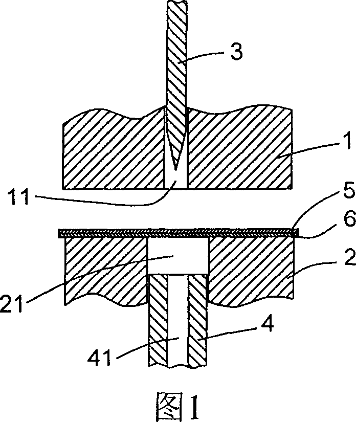 Pallet part riveting device and method for riveting the pallet using the device