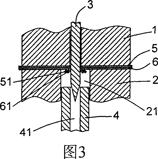 Pallet part riveting device and method for riveting the pallet using the device