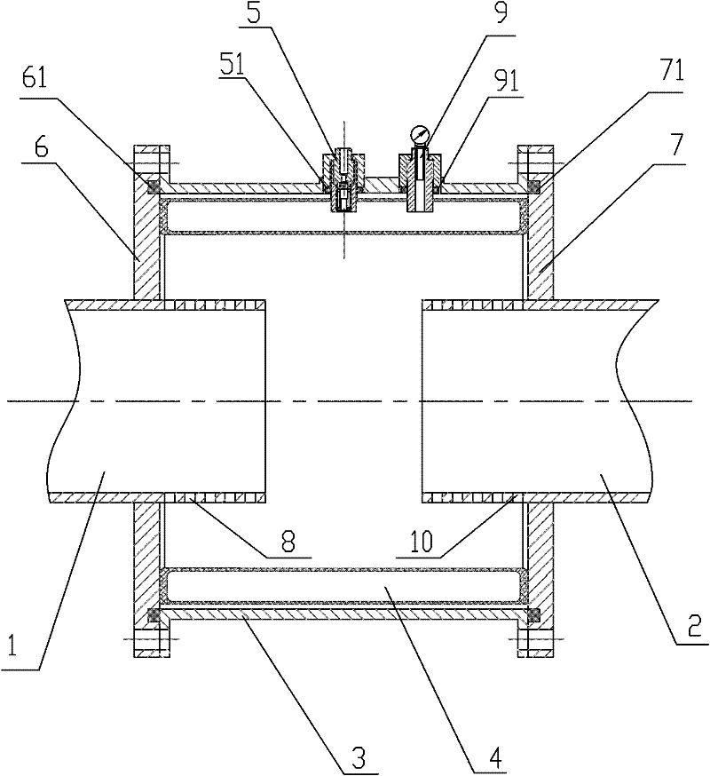 Fluid pulsation eliminating and noise reducing device for liquid transportation pipeline