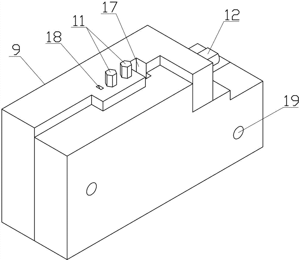 Implantable heart pacemaker packaging device and implantable heat pacemaker packaging method