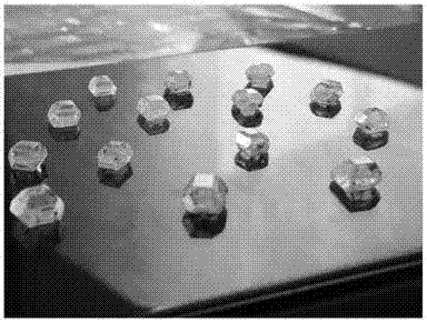 Artificial synthesis method for gem-quality colorless diamond