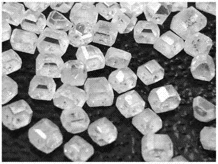 Artificial synthesis method for gem-quality colorless diamond