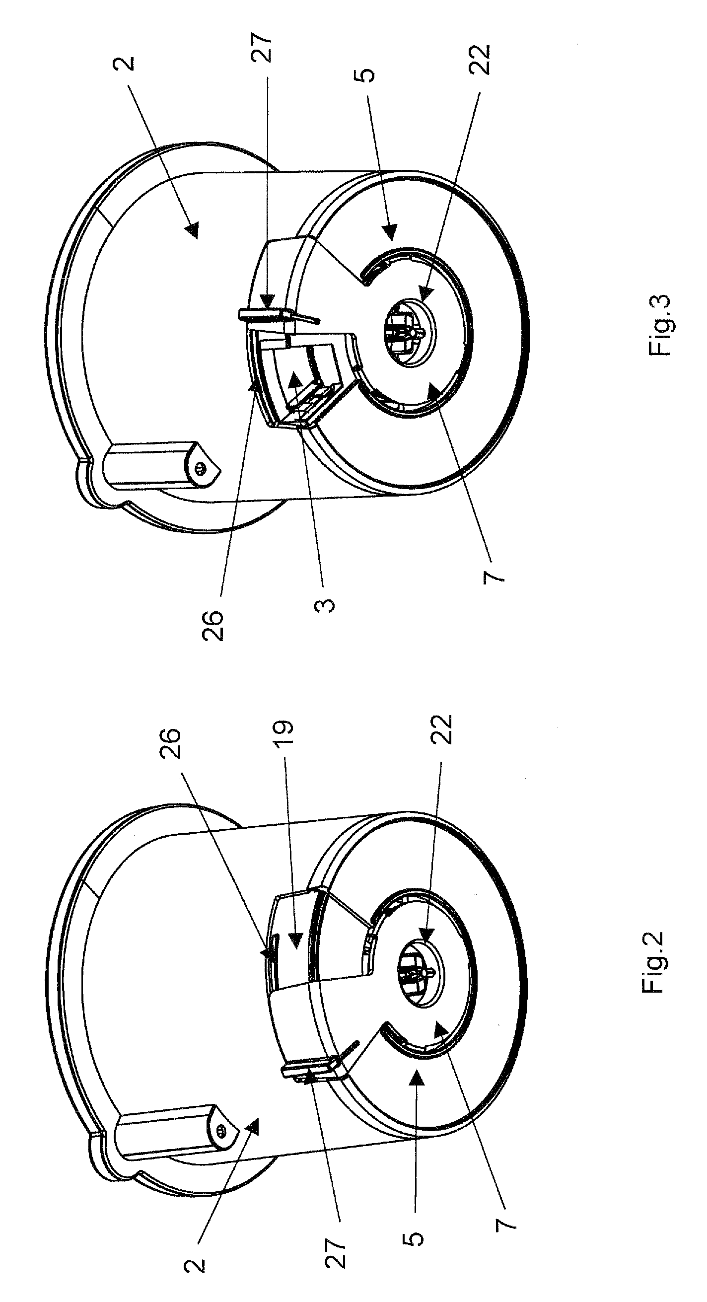 Dispenser of powdered product having a removable reservoir