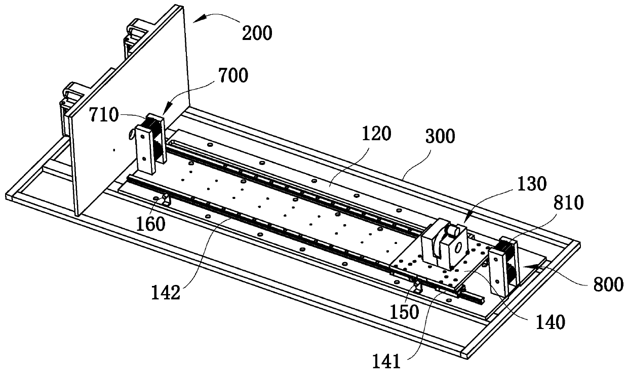 Corrugated pipe cutting machine and traction mechanism thereof