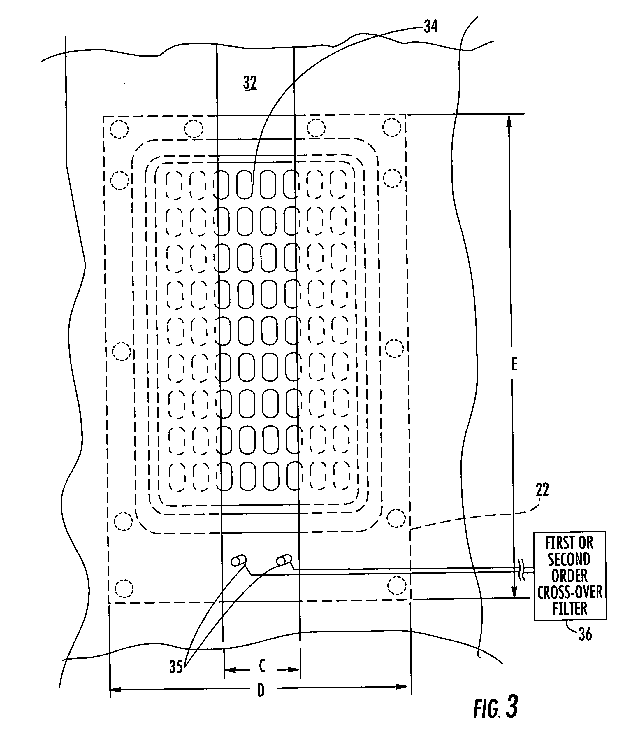 Loudspeaker including slotted waveguide for enhanced directivity and associated methods