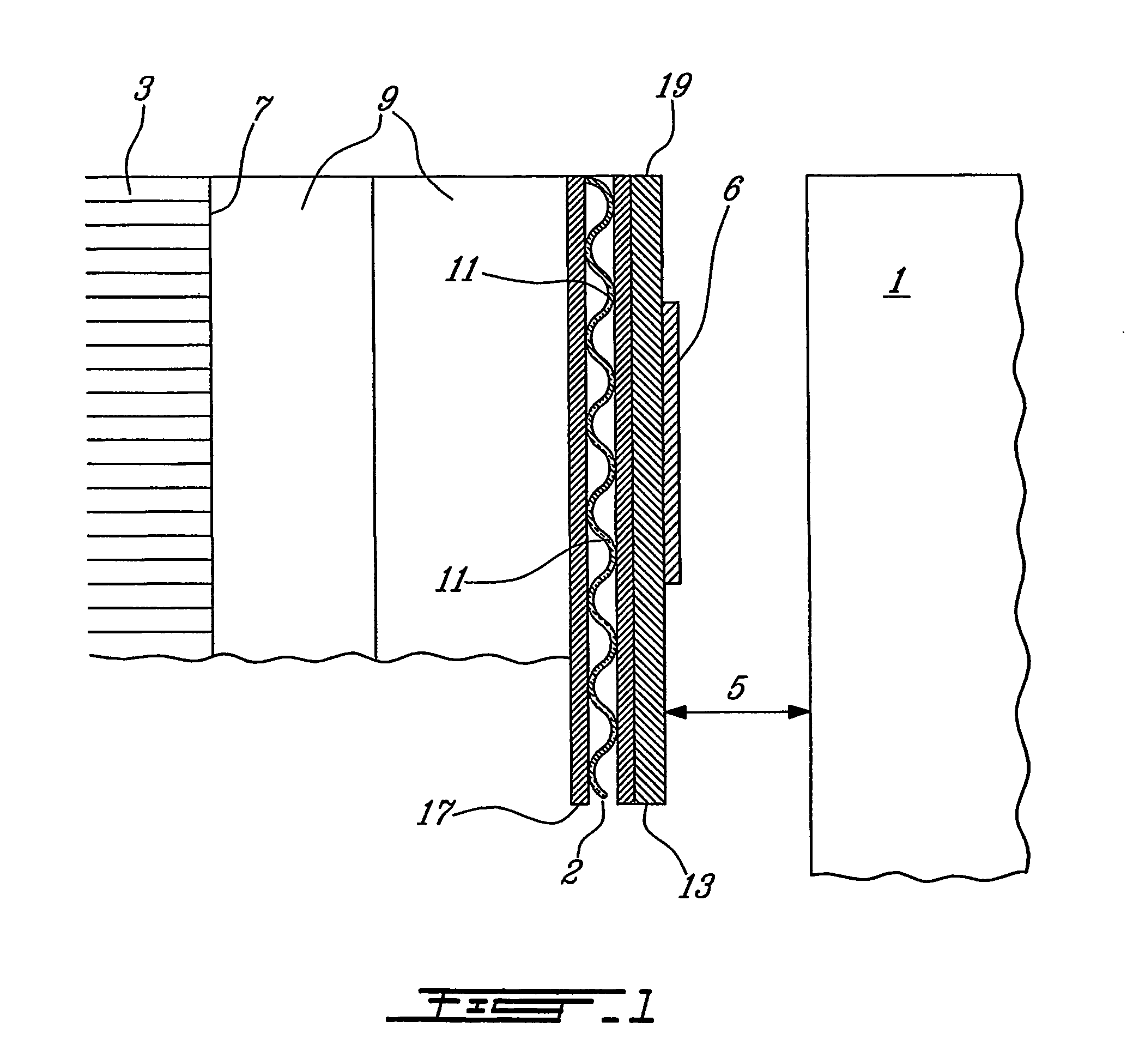 Non intrusive and dynamic method for measuring a distance or the variation thereof through dielectrics