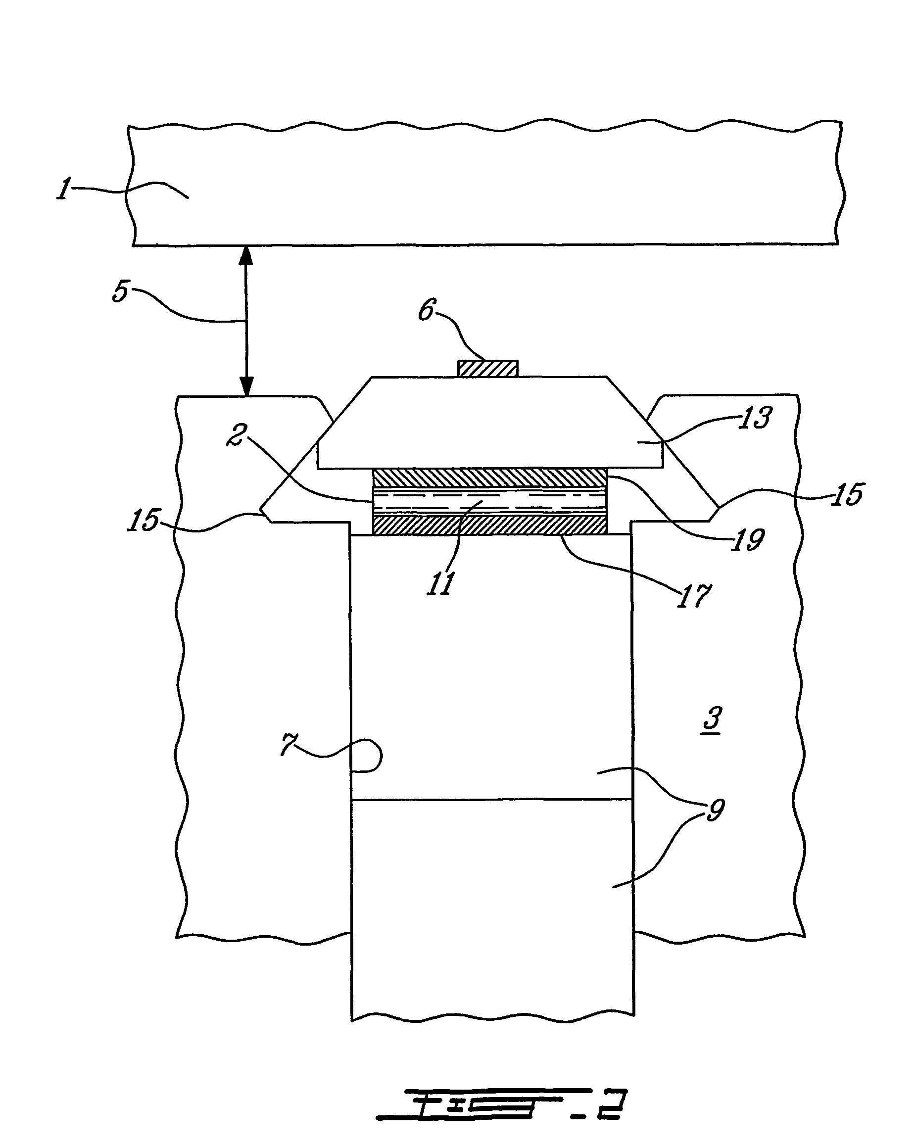 Non intrusive and dynamic method for measuring a distance or the variation thereof through dielectrics