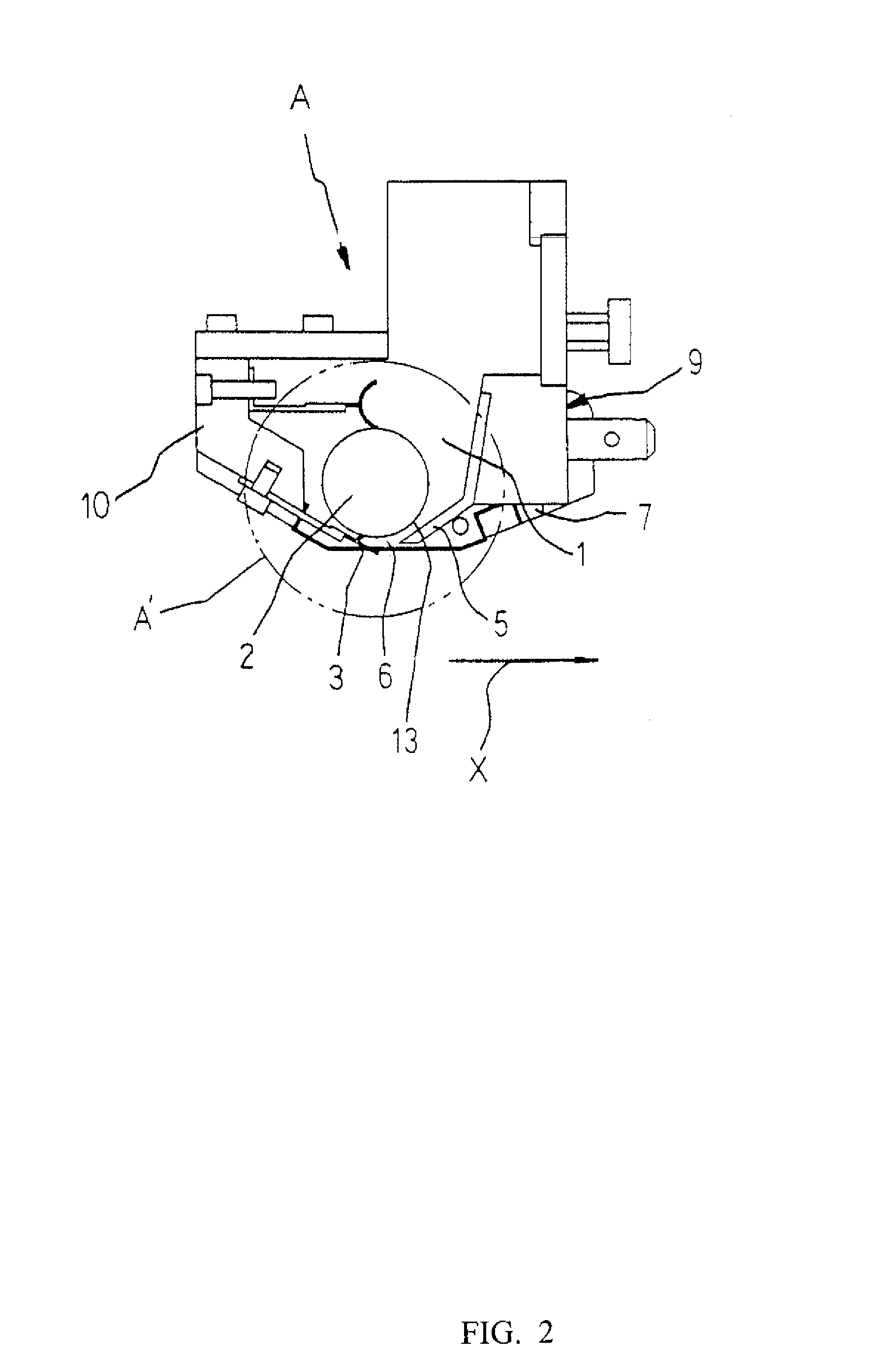 Screen printing apparatus having paste chamber with discharge opening and structure for introducing paste residue from previous printing into discharge opening