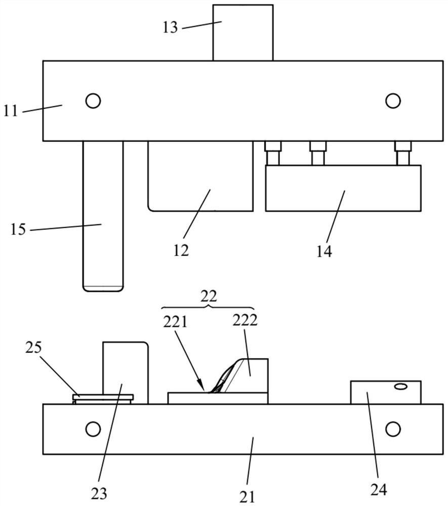 A corrugated board end forming mold and a corrugated board end forming device