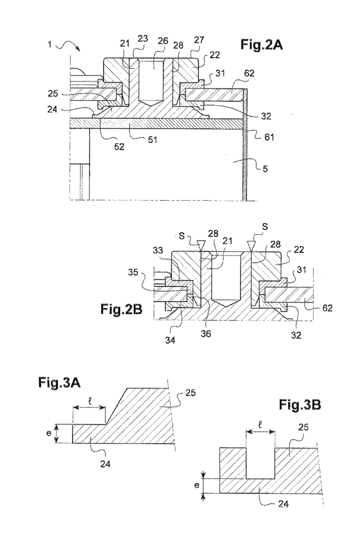 Lithium electrochemical accumulator having a terminal directly connected to the electrochemical assembly and associated production methods