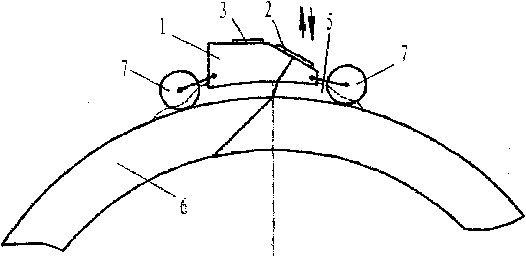 Method for compensating vibration of automatic and ultrasonic steel pipe flaw detection probe