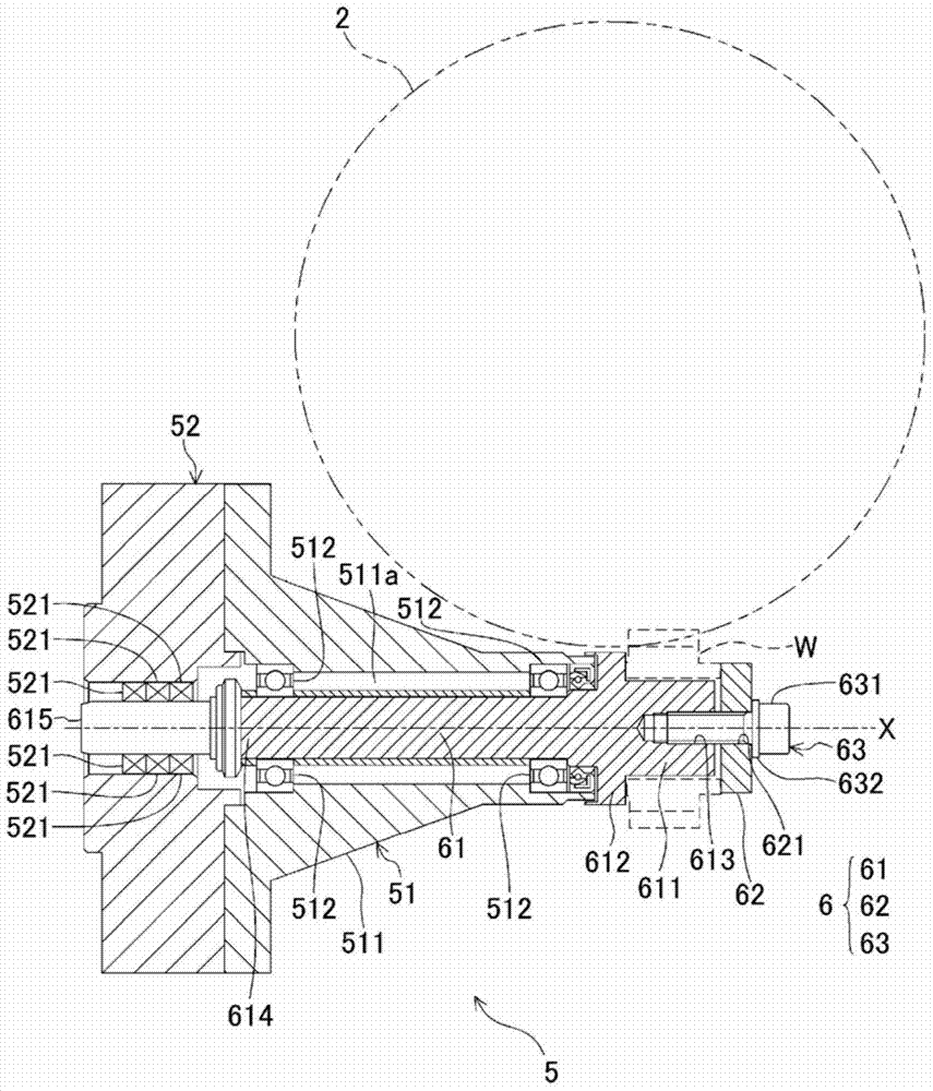Gear tooth surface processing device and gear manufacturing method