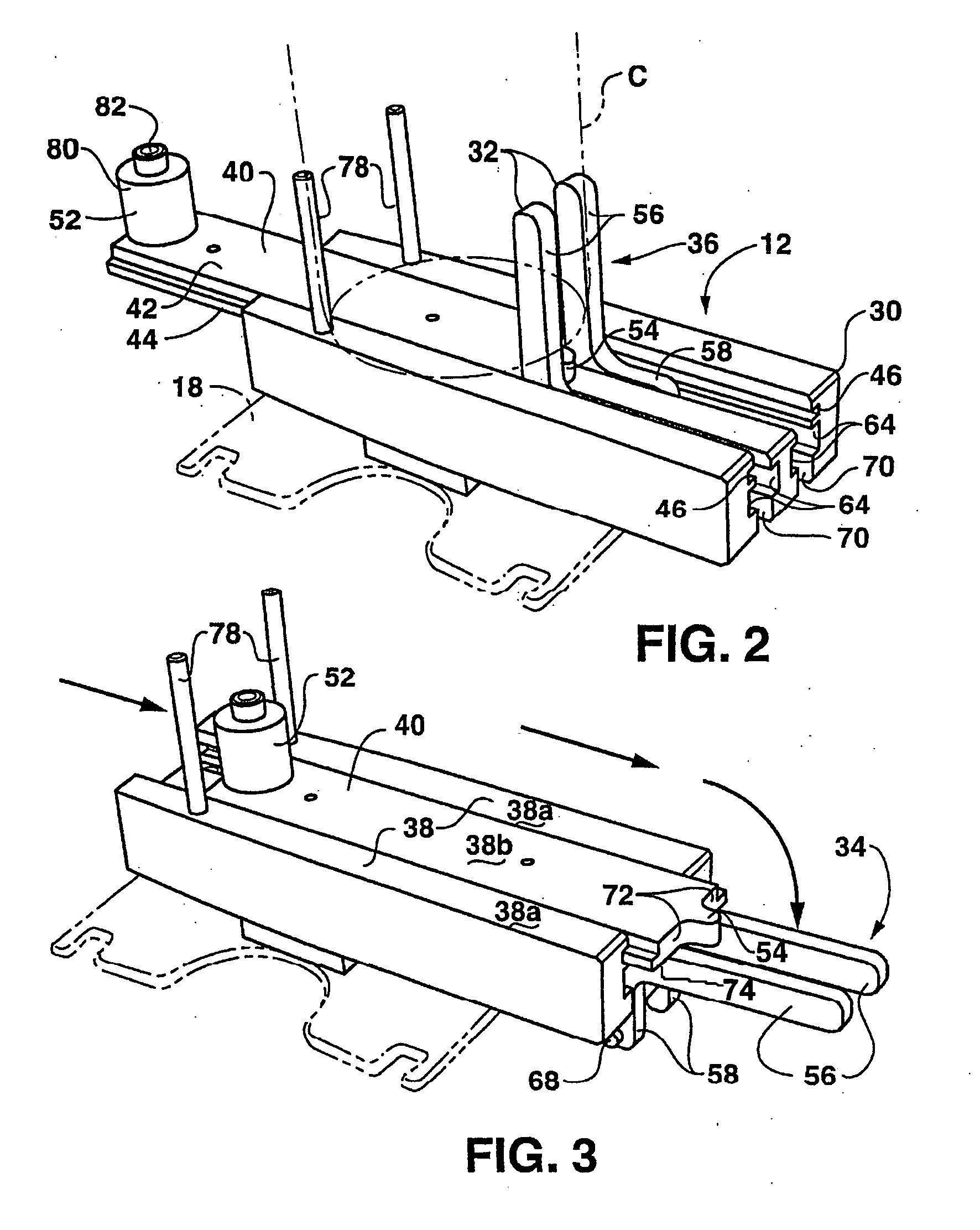 Gripper conveyor with clear conveying path and related conveyor link