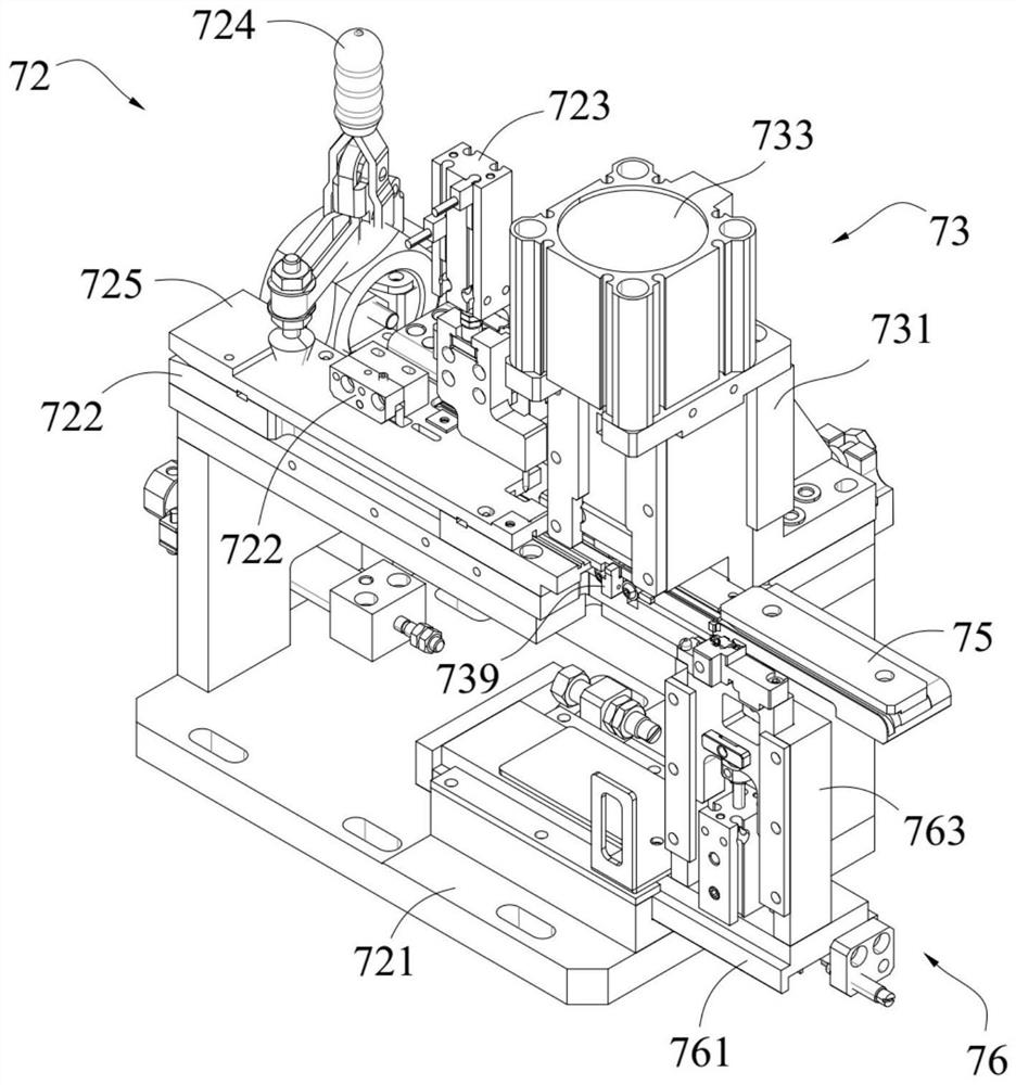 Toggling type cutting and feeding device