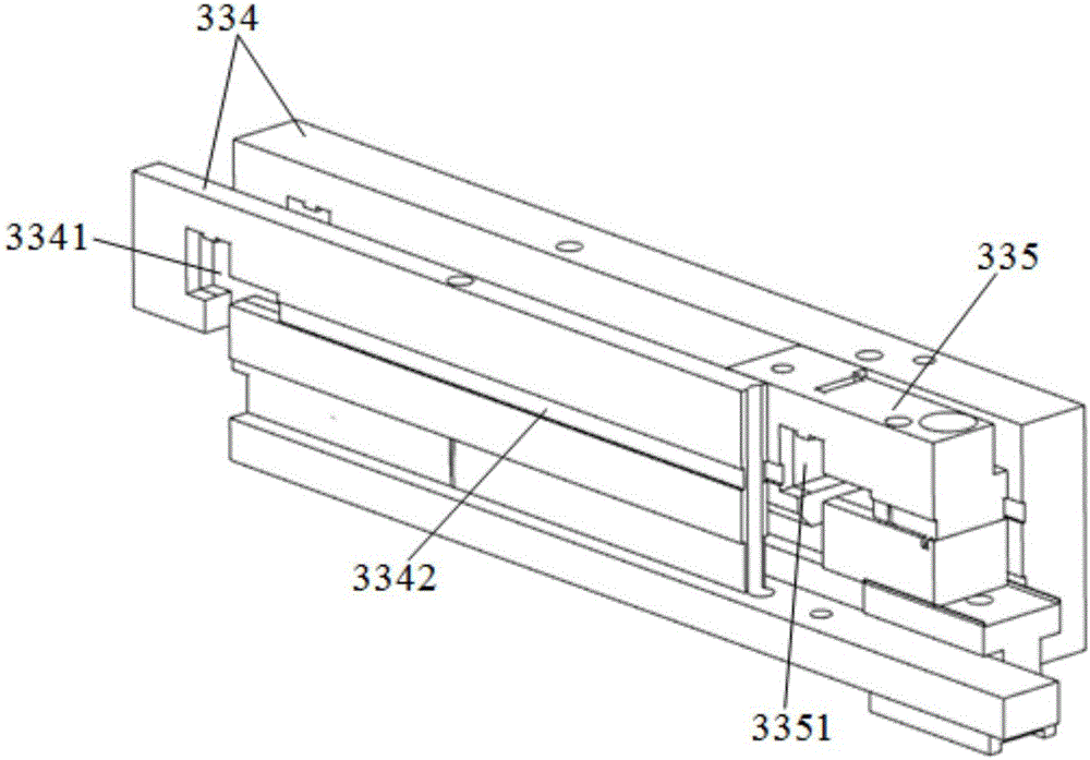 Automatic assembling mechanism of connector assembly