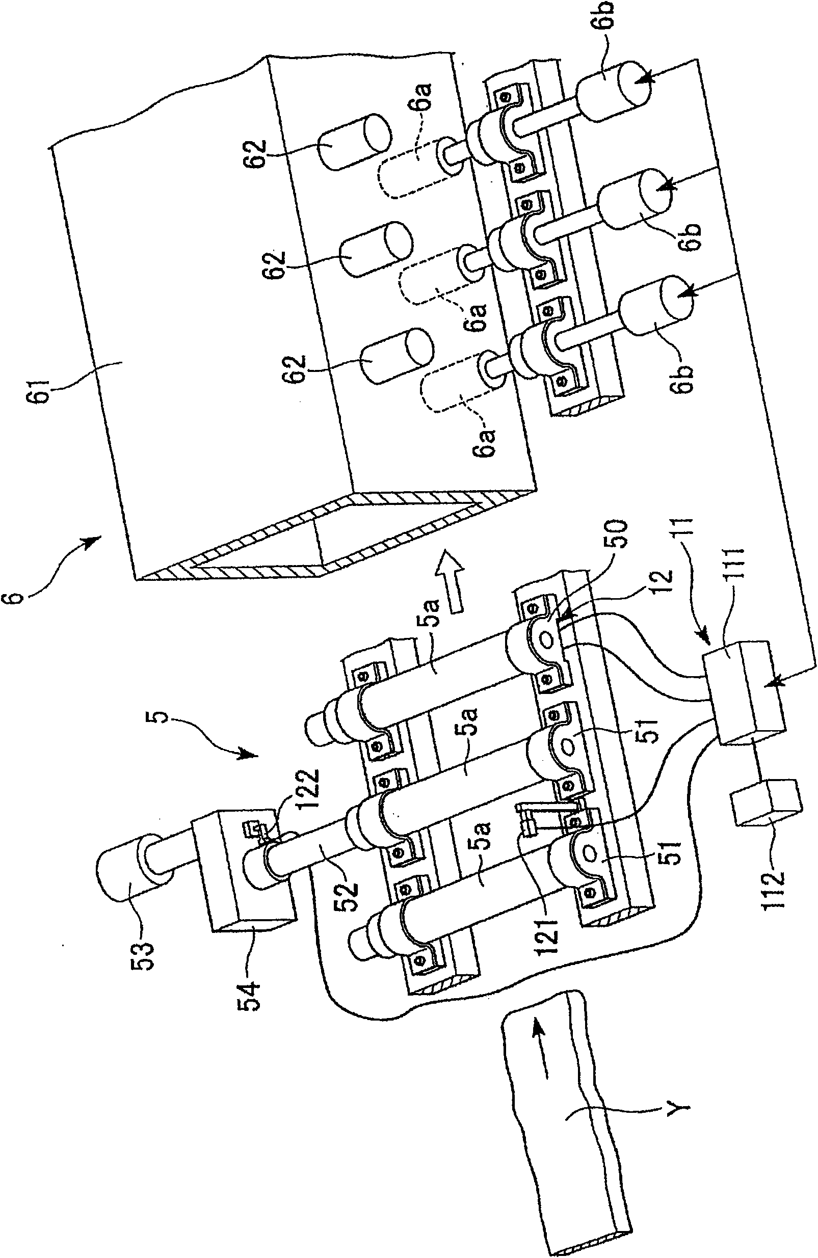 Carrying apparatus and hot-rolling apparatus, and carrying method and hot-rolling method