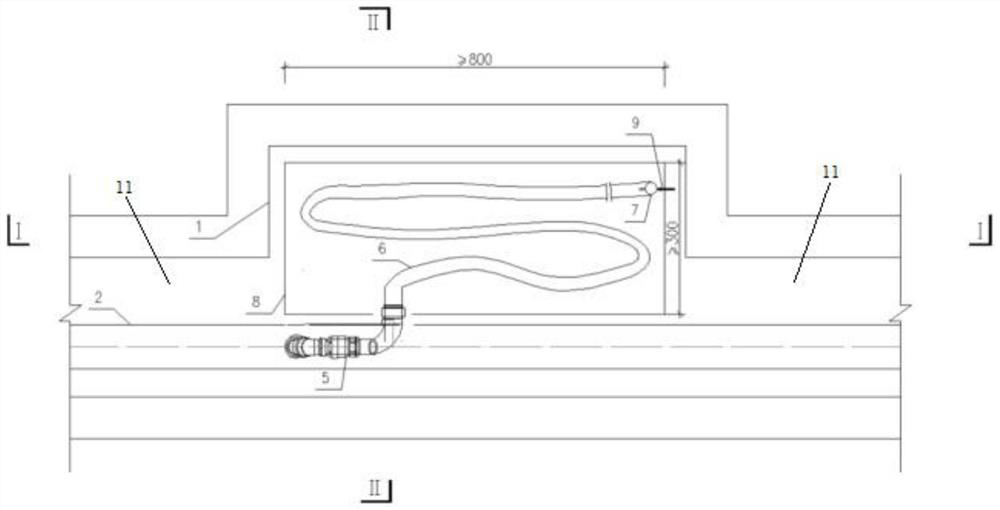 Fixing structure for sewage discharging hose of passenger train