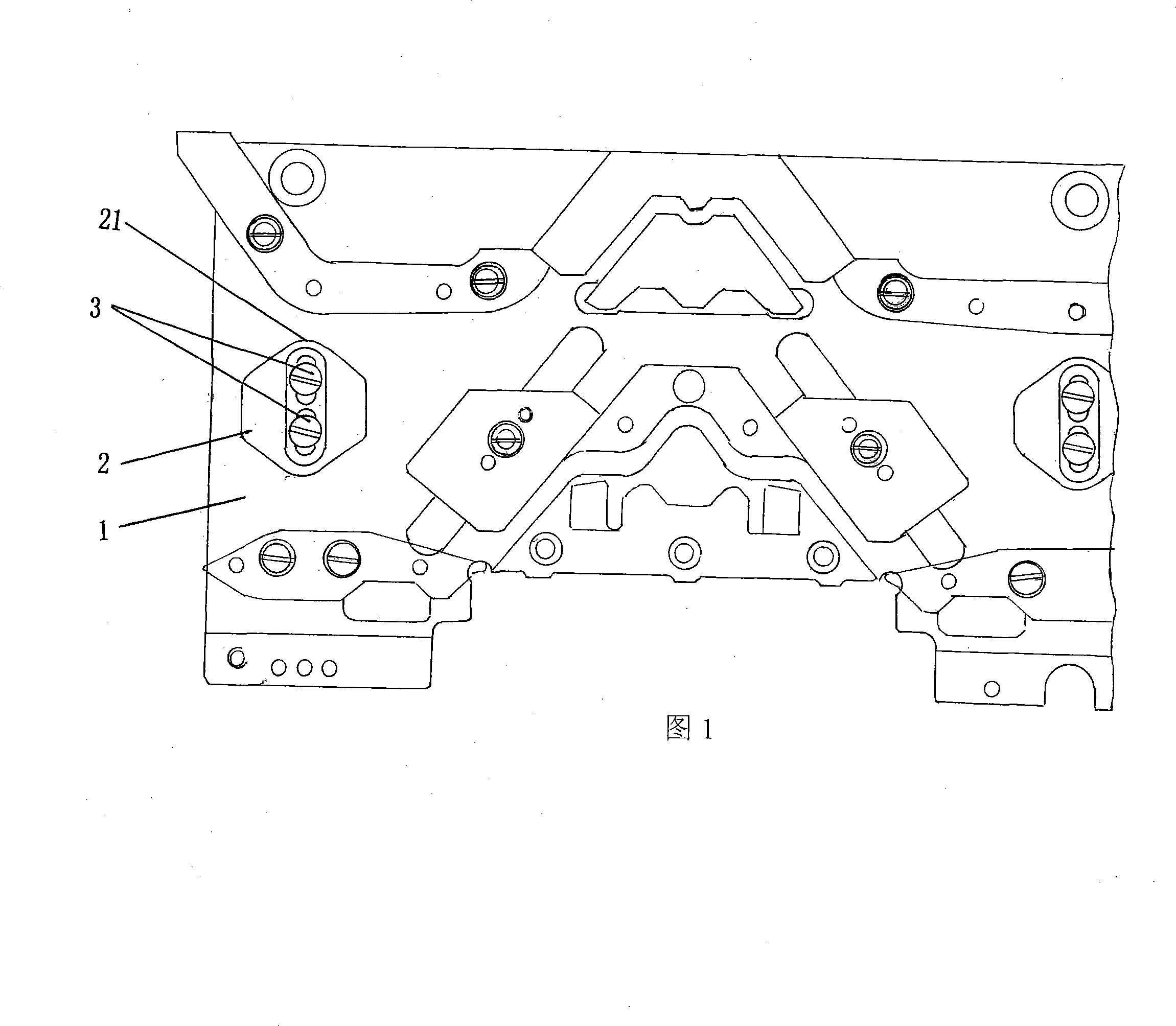 Guide pin triangular adjusting mechanism for computer flat knitting machine