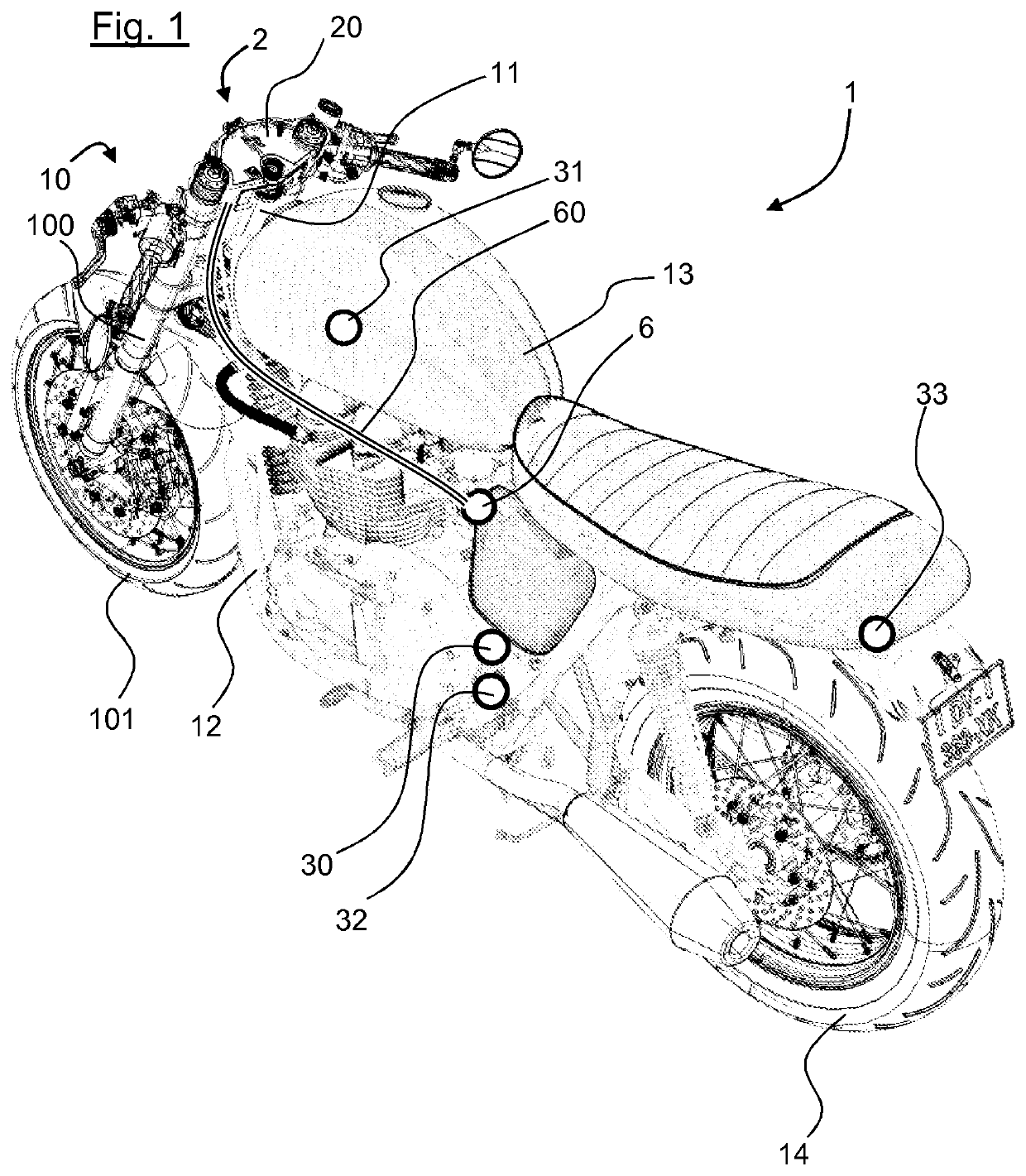 Motorized vehicle comprising a connected fork crown