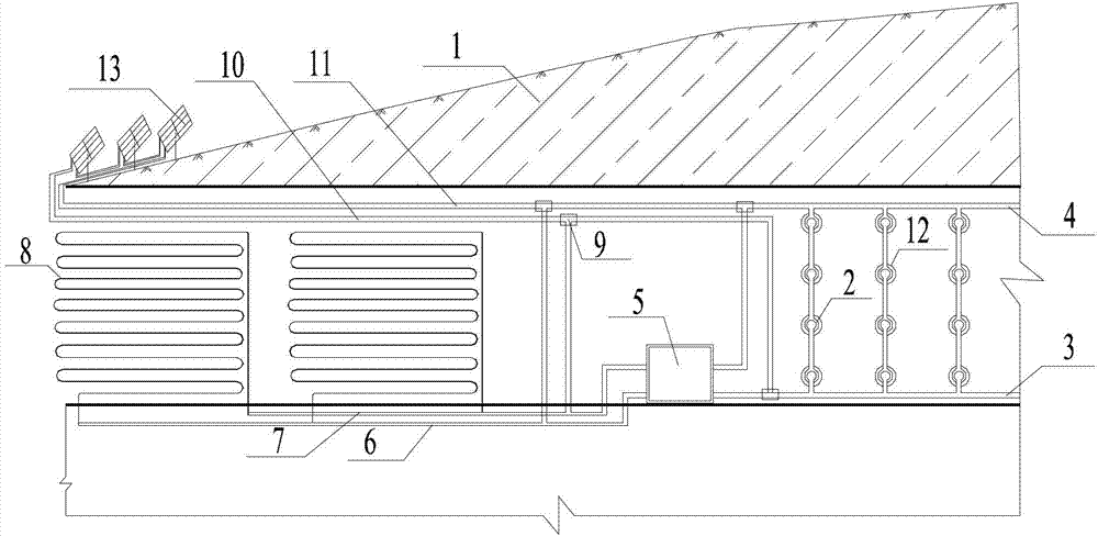 Cold region tunnel lining solar energy and ground source heat pump combined heat storage heating system and method