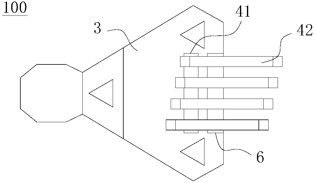 Self-elevating platform and method for lifting jacket by using self-elevating platform