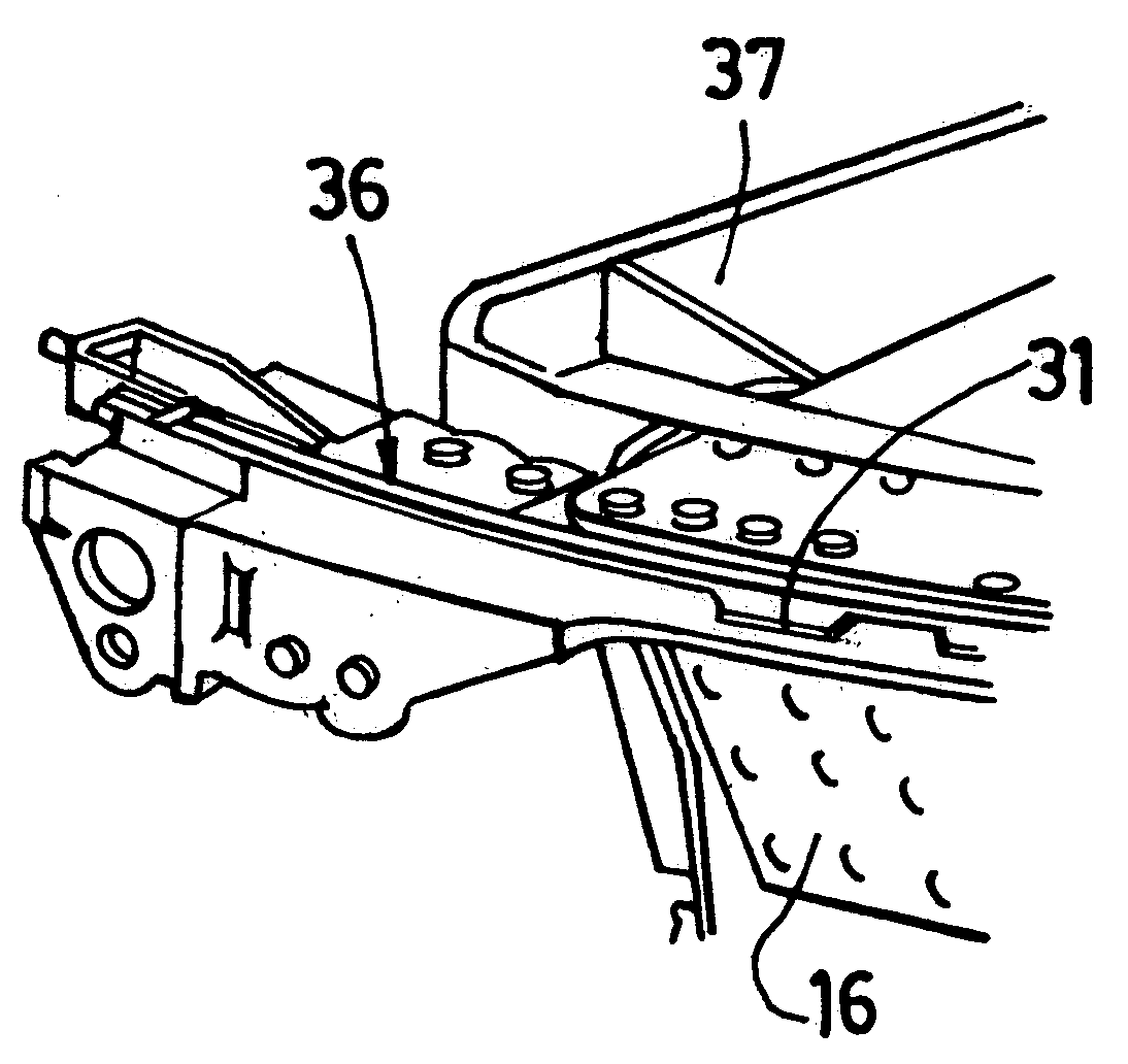 Attachement of a jet engine nacelle structure by means of a reinforced knife-edge/groove coupling
