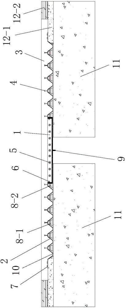 Stiffened joint-crossing plate based bridge deck jointless expansion device and construction method thereof
