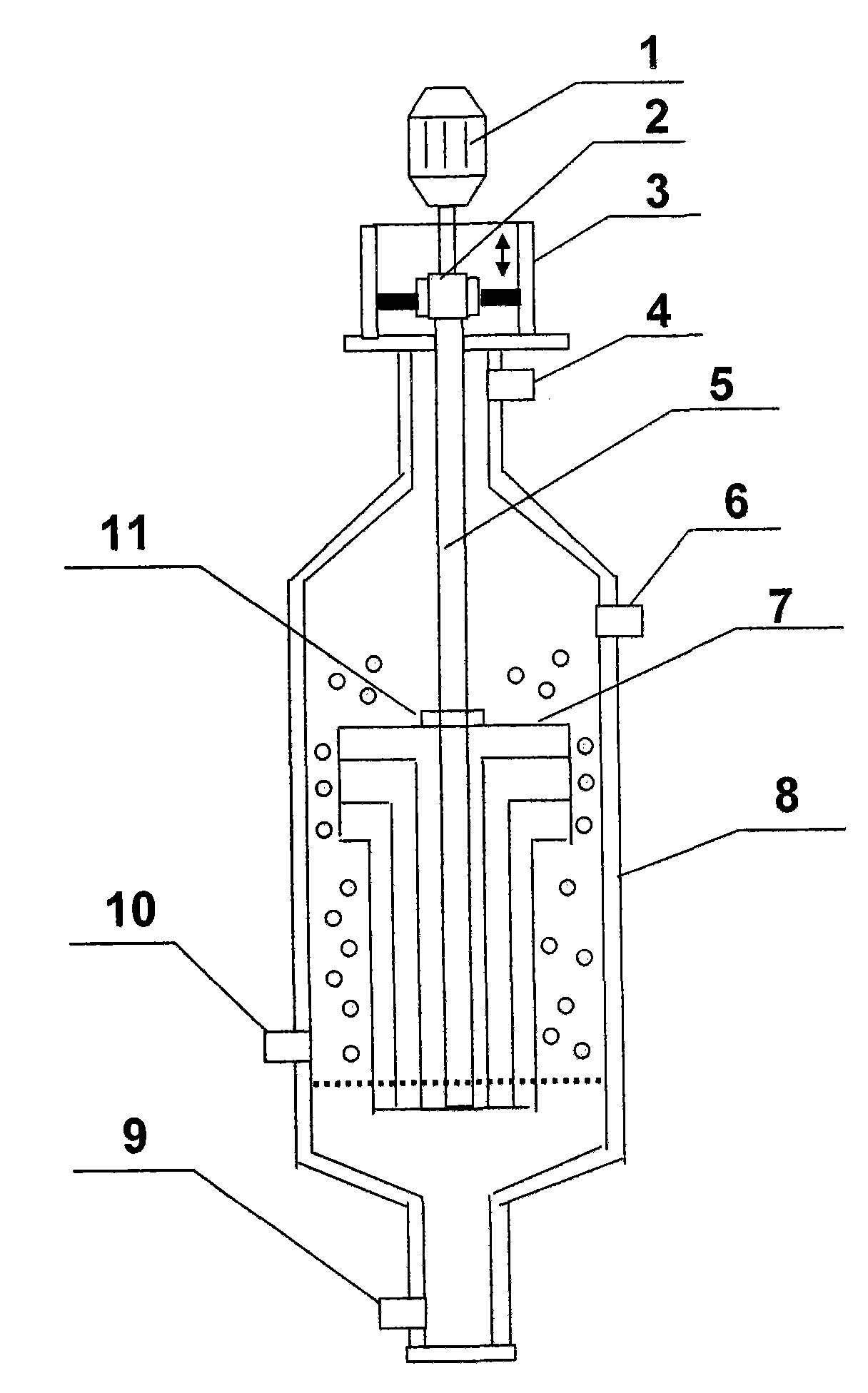 Clarifying chamber-free continuous extracting device of large-phase ratio easy emulsifying system and operating method