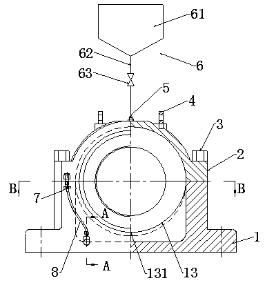 Mineral engineering machinery, disassembly-free oil cavity cleanable bearing block and cleaning method