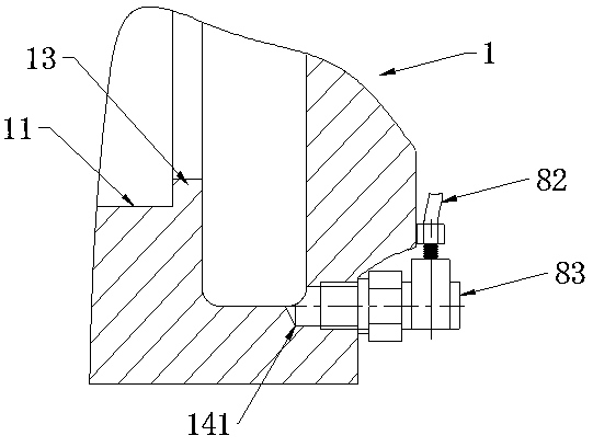 Mineral engineering machinery, disassembly-free oil cavity cleanable bearing block and cleaning method