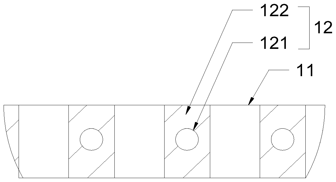 A sieve plate device for preventing the blocking of holes in the screening blind area