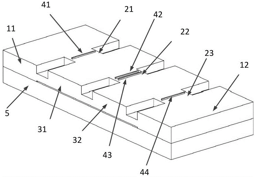 Three-convex-beam micromechanical accelerometer