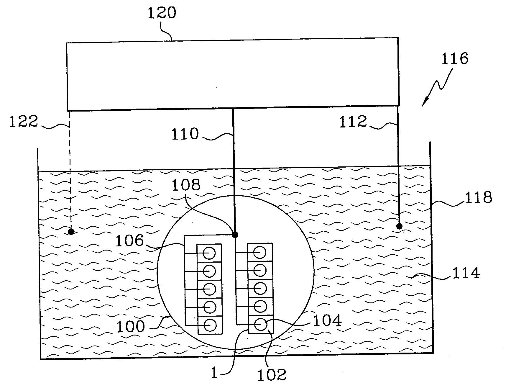 Microstructure comprising a surface which is functionalised through the localised deposit of a thin layer and production method thereof
