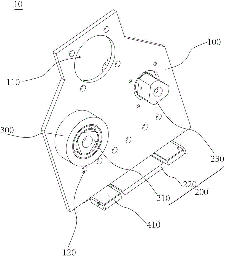 Sewn fabric layering mechanism and sewn fabric layering method