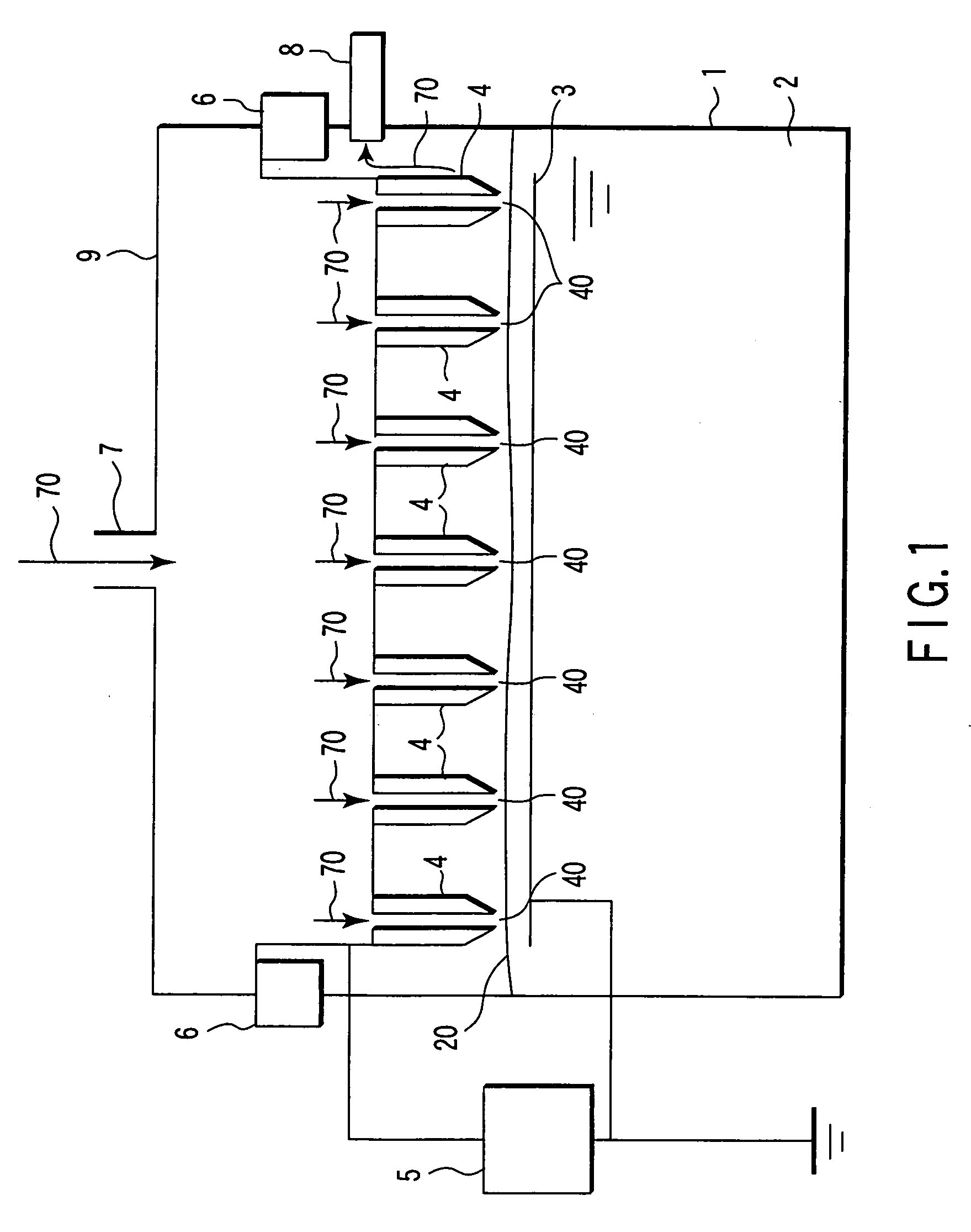 Apparatus for decomposing organic matter with radical treatment method using electric discharge