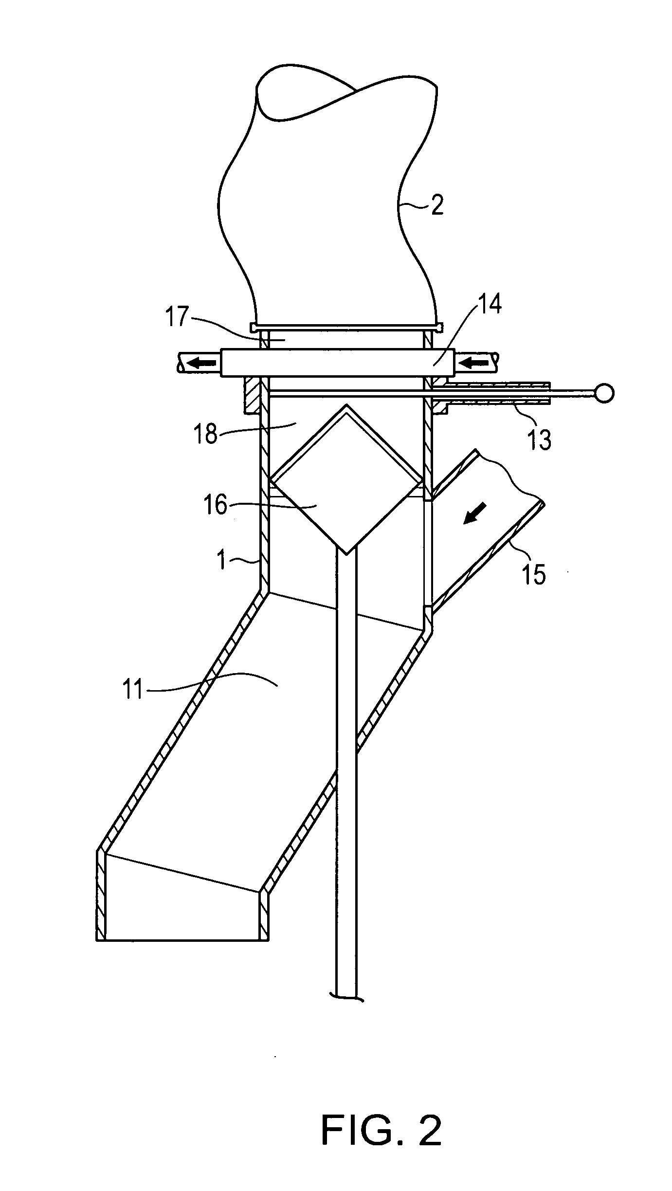 Arrangement and method for unloading raw material