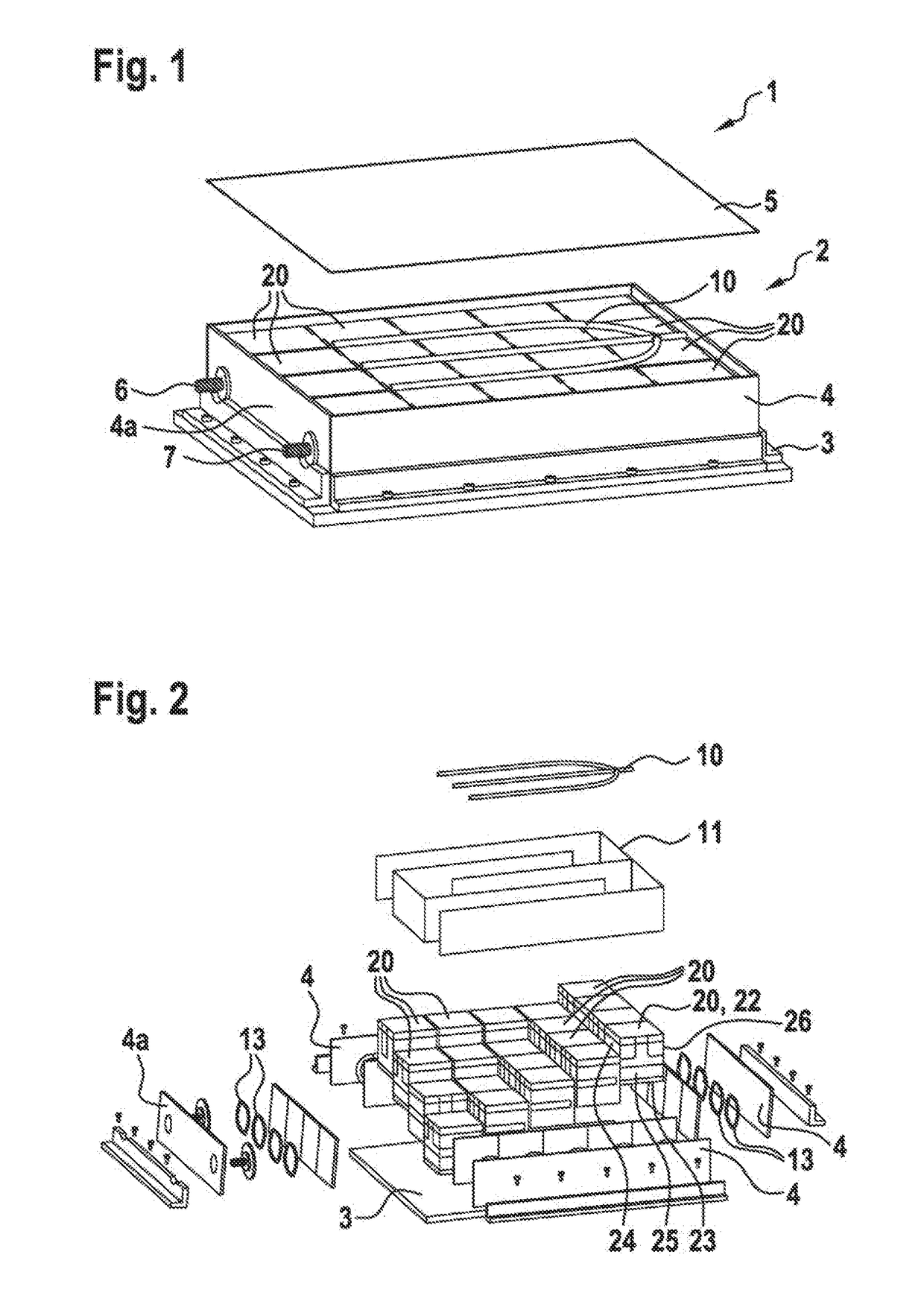 Battery terminal comprising an integrated spring or a flexible pad