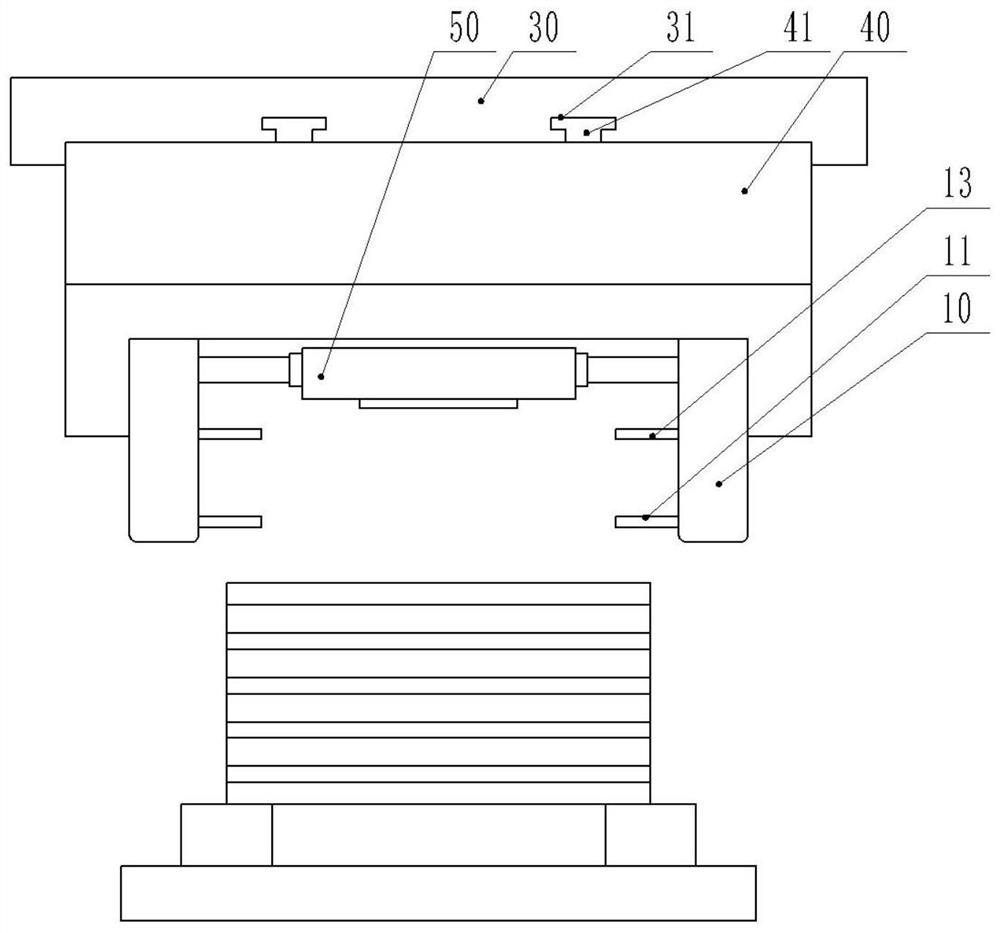 An automatic track-changing classification device and classification method according to the thickness of the plate