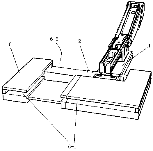 Detachable stapler arranging plate structure